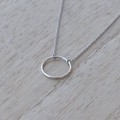 Zlatý náhrdelník minimalistického tvaru Karma