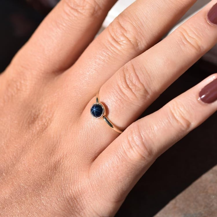 Zlatý prsteň so zafírom 34117