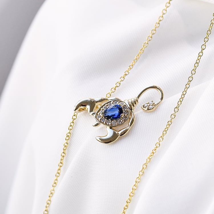 Zlatý prívesok v znamení Škorpióna so zafírom a diamantmi Scorpio 122795