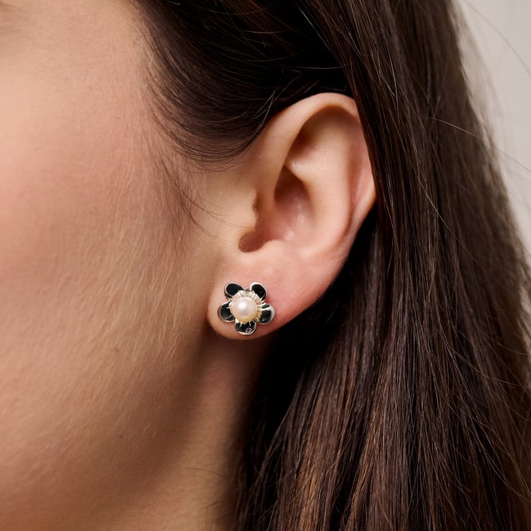 Jemné náušnice v tvare kvetu s bielou perlou a lab-grown diamantom Abhishek 165444