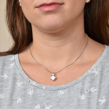 Strieborný prívesok s princess bielym opálom Hamika