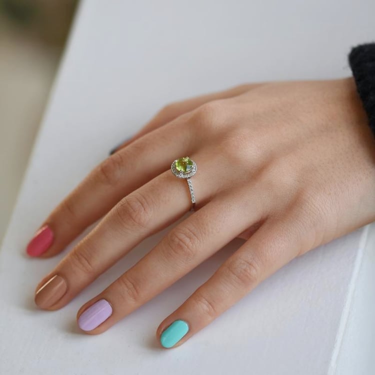 Olivín v zlatom prsteni s topásmi 107834