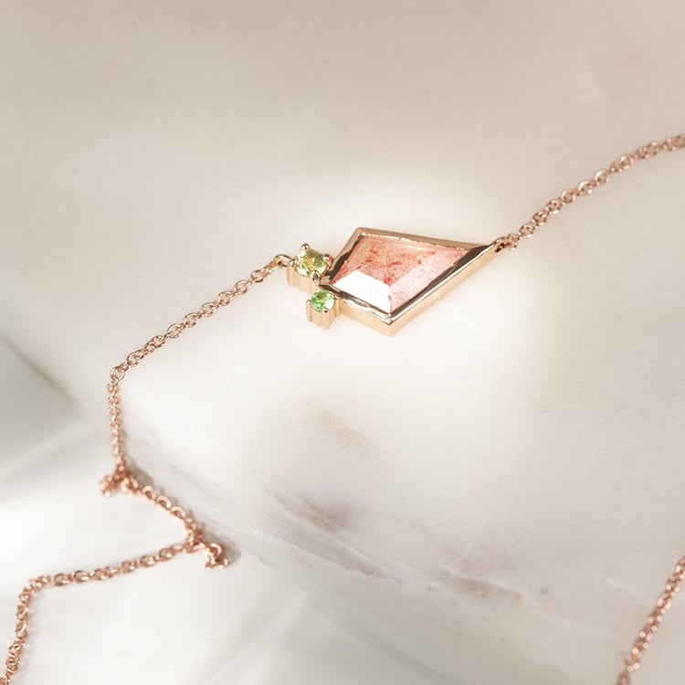 Náhrdelník s jahodovým achátom, olivínom a tsavorit granátom Luca 135321