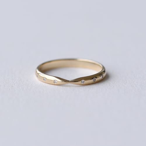 Zlatý minimalistický eternity prsteň s diamantmi Ovone