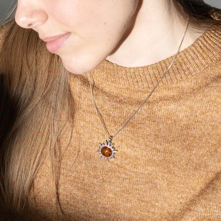 Strieborný jantárový prívesok v tvare slnka 150895