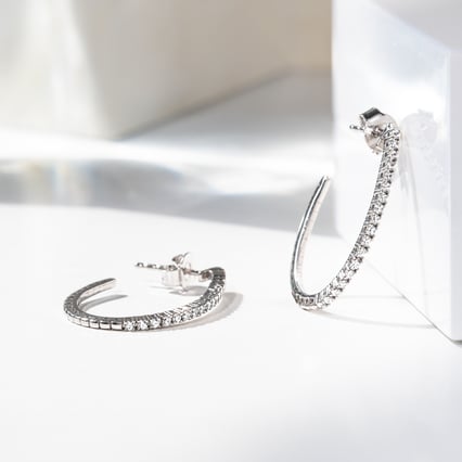 Zlaté flexi polkruhové náušnice s diamantmi Close