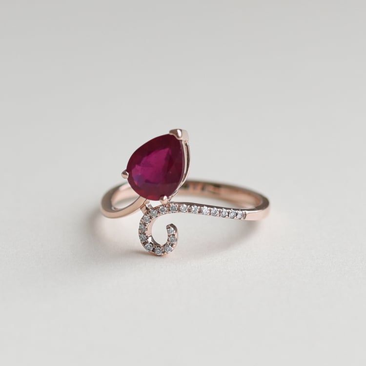 Zlatý prsteň s rubínom 64382