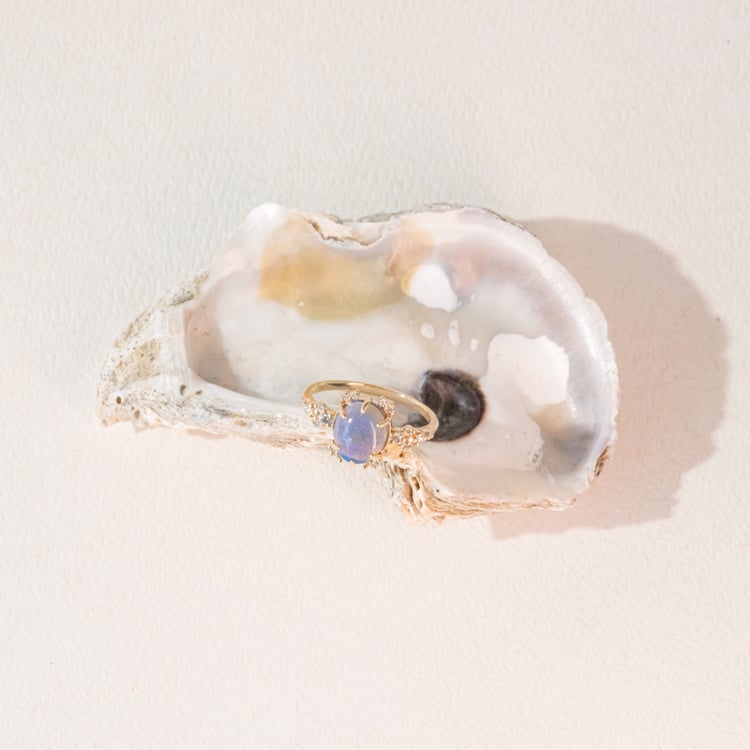 Zlatý zásnubný prsteň s opálom a diamantmi Lacie 101125