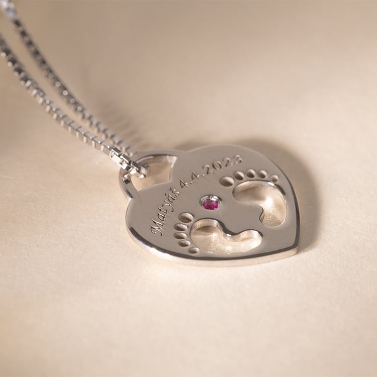 Strieborný prívesok detské nožičky s gravírom a drahokamom podľa výberu Sophia 120280