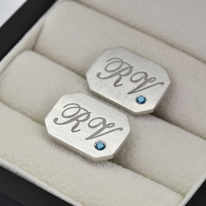 Strieborné manžetové gombíky s gravírom a modrými diamantmi Basha