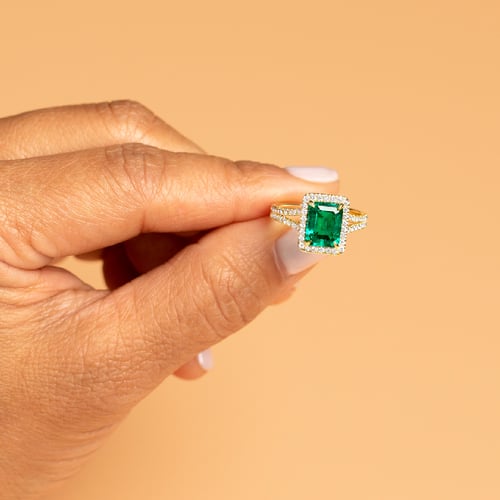 Zlatý halo prsteň s emerald lab-grown smaragdom a diamantmi Billy