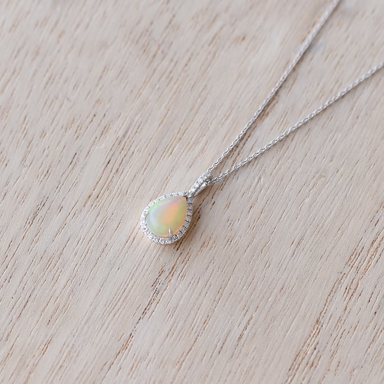 Prívesok s bielym opálom a diamantmi 60662