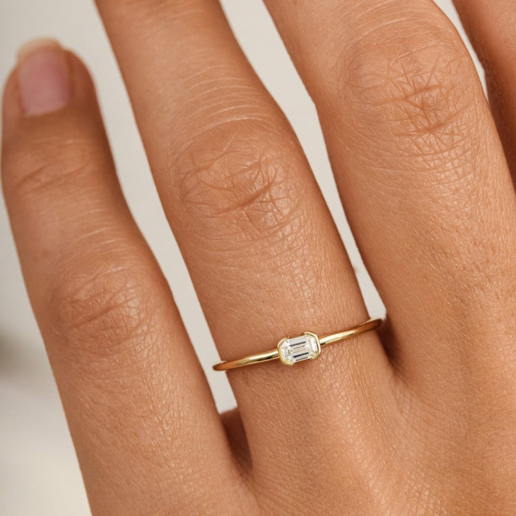 Minimalistischer Ring aus Silber mit einem Lab Grown Diamanten in Emerald-Form Henrik 162924