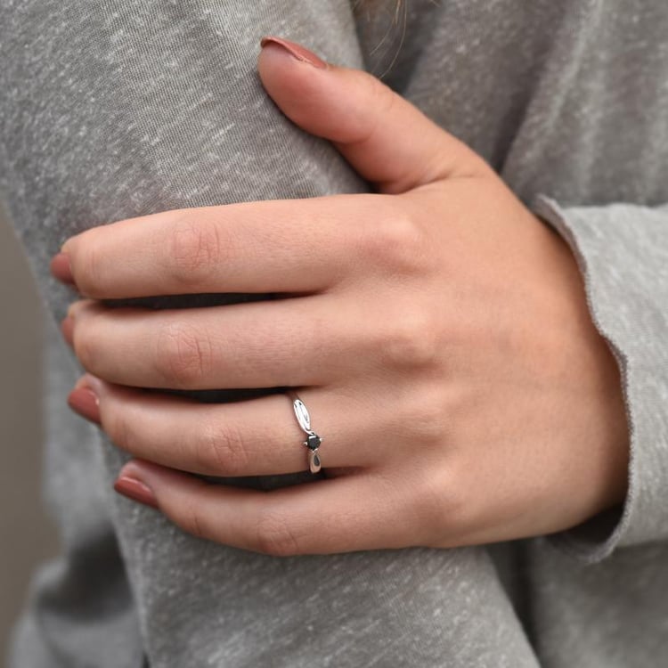 Zásnubný prsteň s čiernym diamantom zo zlata 45344