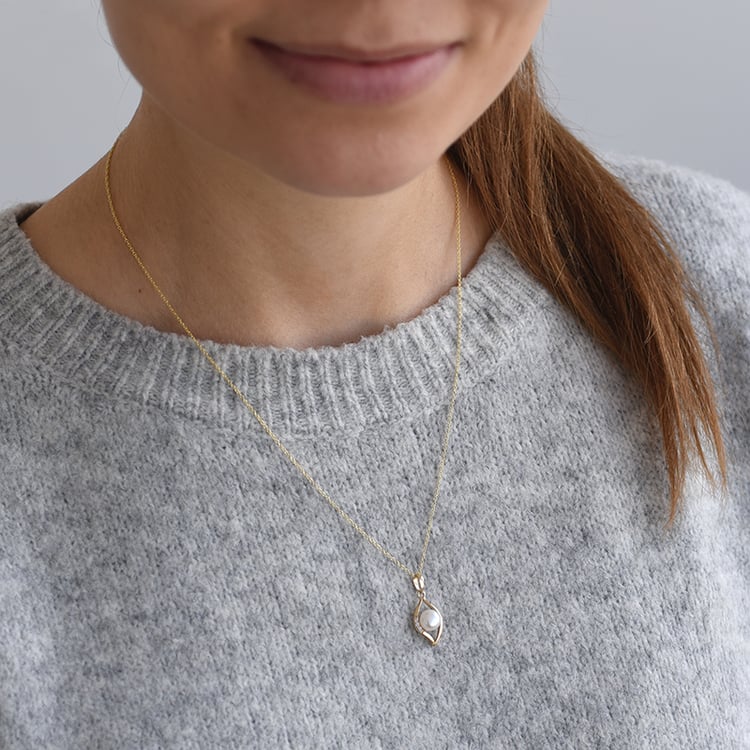 Elegantný zlatý prívesok s perlou a zirkónmi 61491