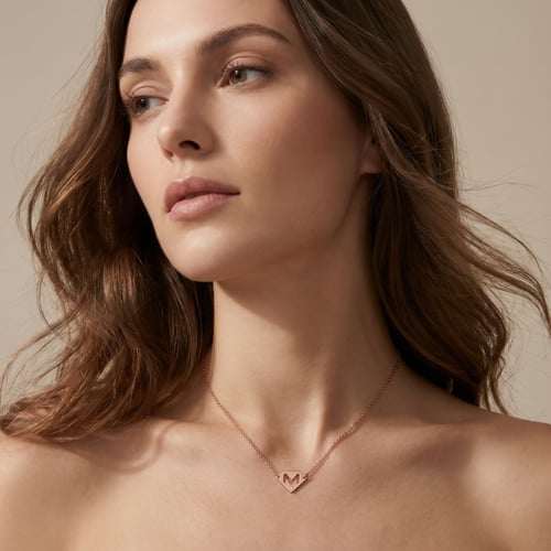 Strieborný náhrdelník s písmenom M a diamantom Lary