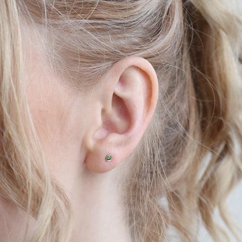 Minimalistické bezel náušnice so zelenými diamantmi Viosa