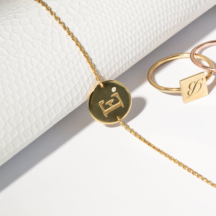 Zlatý náramok s diamantom a vygravírovaným písmenom Berul 142395