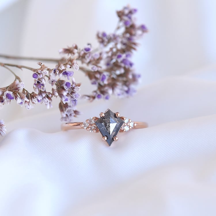 Jedinečný prsteň so salt and pepper diamantom a postrannými diamantmi zo zlata 80953