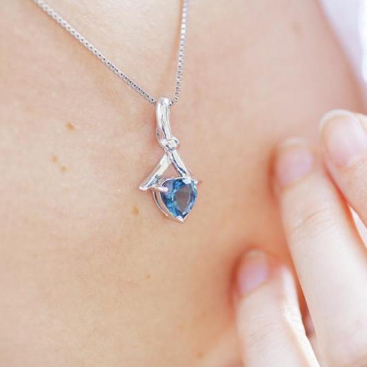 Topásové srdce v striebornom náhrdelníku 14367