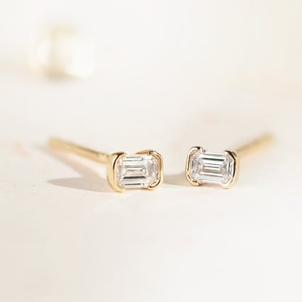 Minimalistické zlaté napichovacie náušnice s emerald lab-grown diamantom Agata