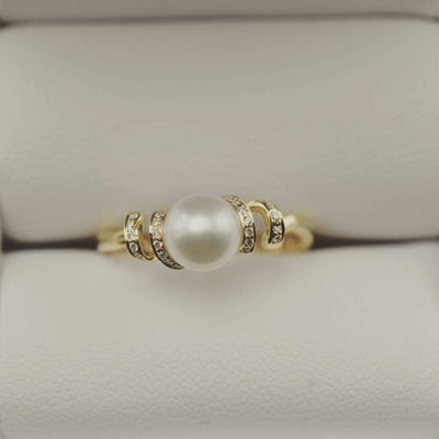 Zlatý prsteň s perlou 