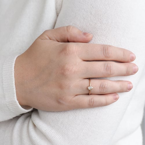 Minimalistický prsteň s pear diamantom Moyer