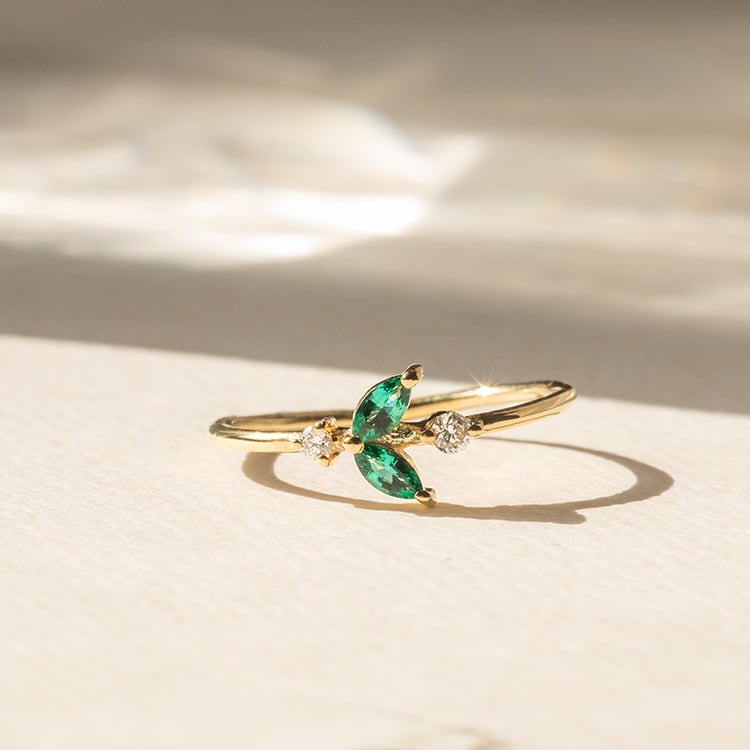 Strieborný cluster prsteň s lab-grown smaragdmi a diamantmi Tyrell 138725