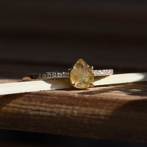 Dokonalý zásnubný prsteň so žltým pear diamantom Manoj