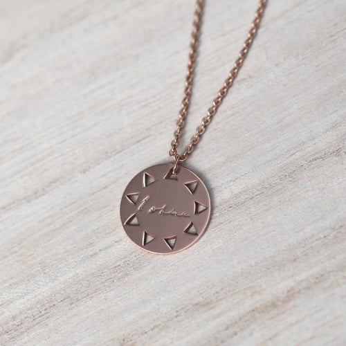 Pozlátený strieborný prívesok z kolekcie #ZaNormalniHolky s gravírom I shine