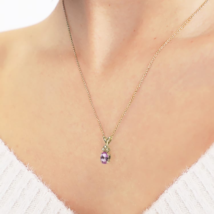 Zlatý prívesok s oválnym ružovým zafírom a diamantmi Tamasyna 116053