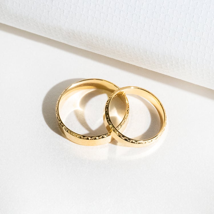 Zlaté svadobné obrúčky so zdobenými okrajmi Myron 114111