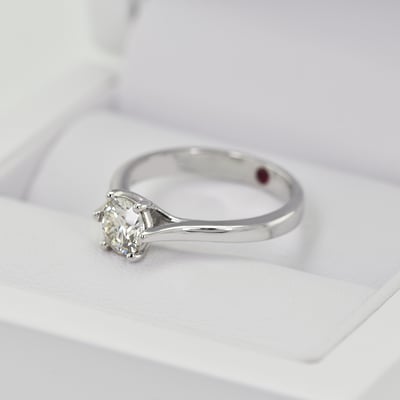 Prsteň s diamantom a rubínom