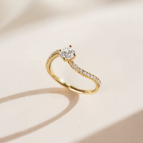 Atypický zásnubný prsteň s round moissanitom a lab-grown diamanty Elise