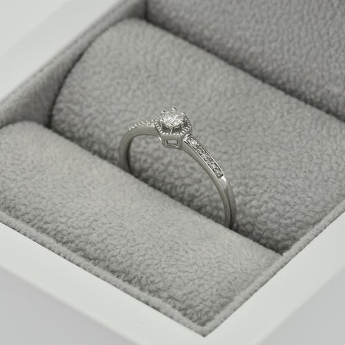 Strieborný prsteň s postrannými lab-grown diamantmi Kelote