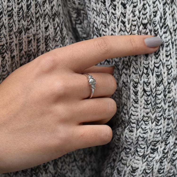 Zlatý zásnubný prsteň s tromi salt and pepper diamantmi 49004