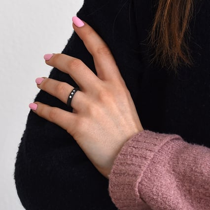 Plochý karbónový snubný prsteň so skosenými hranami a lab-grown diamantmi Rayrom