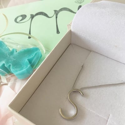 Náhrdelník s písmenom