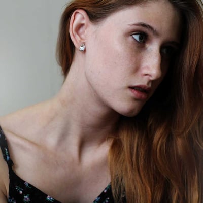 Strieborné náušnice s bielymi opálmi