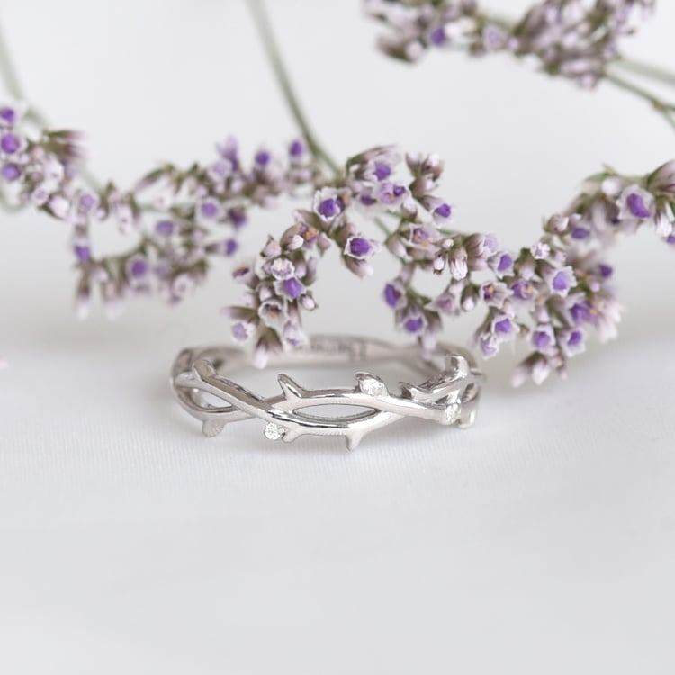 Nežný prsteň s naturálnym motívom s lab-grown diamantmi Elly 105661