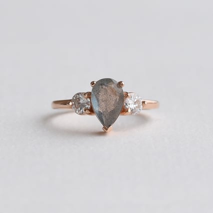 Zásnubný prsteň s labradoritom a moissanitmi Nyree