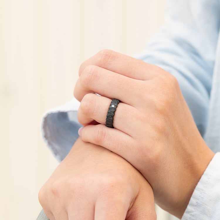 Karbónové snubné prstene s nerovným povrchom a diamantom Atticus 144089