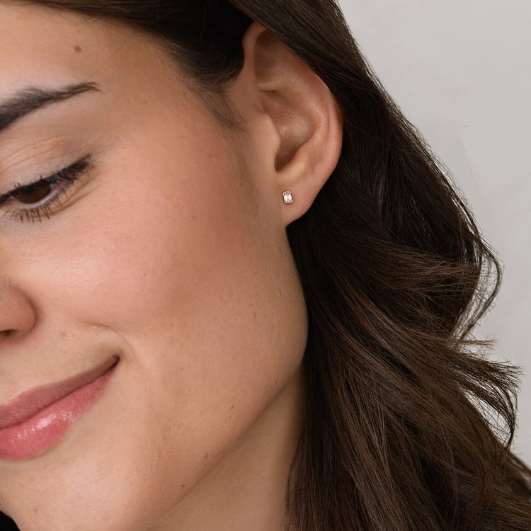 Minimalistické zlaté napichovacie náušnice s emeraldom Agata 160567