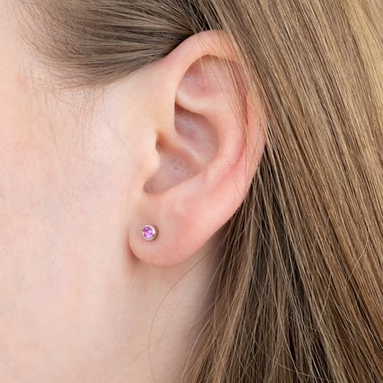 Strieborné bezel náušnice s ružovými zafírmi Viosa