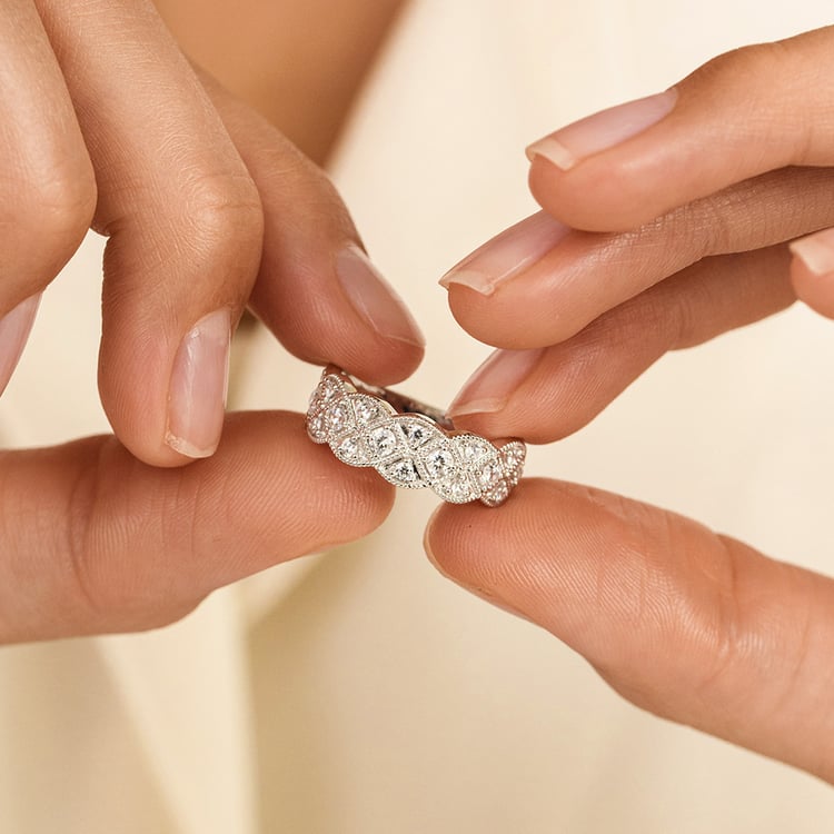 Zlatý zdobený prsteň s diamantmi Ruben 163094