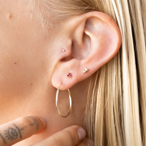 Zlatý labret piercing do ucha Vena