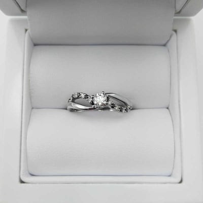 Zásnubný prsteň s diamantmi