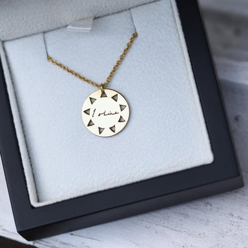 Strieborný pozlátený prívesok z kolekcie #ZaNormalniHolky s gravírom I shine