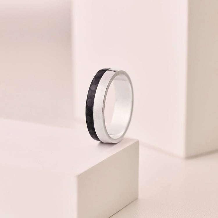 Plochý snubný prsteň z karbónu a striebra Cassia 165782