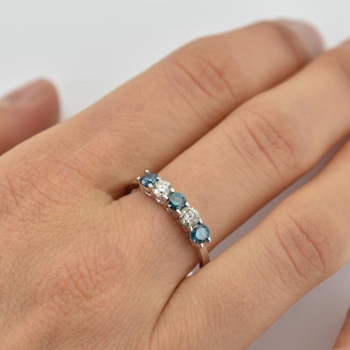 Zlatý prsteň s modrými a bielymi diamantmi Klein
